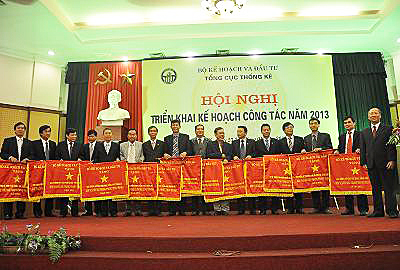 Cục Thống kê Lâm Đồng vinh dự nhận Cờ của Bộ trưởng